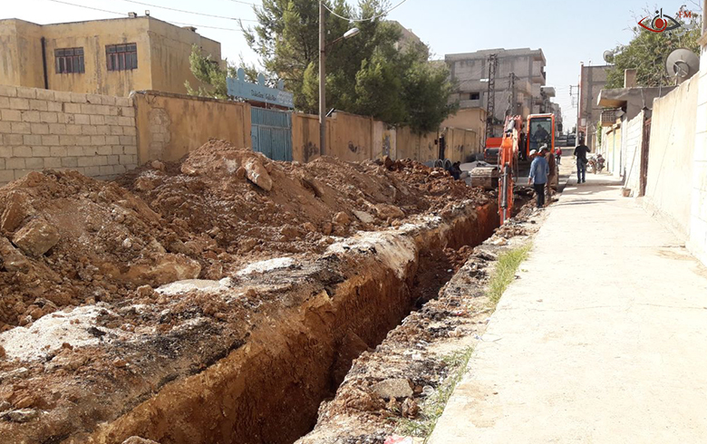 استمرار عملية استبدال خطوط شبكة الصرف في حي شهيد يحيى 